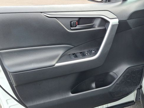 Used 2021 Toyota RAV4 LE image 12