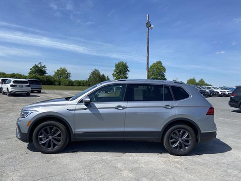 Used 2023 Volkswagen Tiguan SE w/ Panoramic Sunroof Package FWD image 7