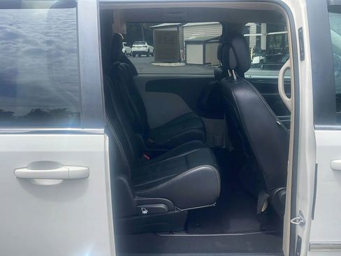 Used 2013 Chrysler Town & Country Touring FWD image 13