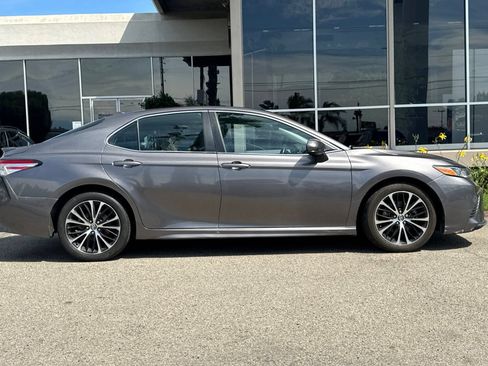 Used 2020 Toyota Camry SE FWD image 4
