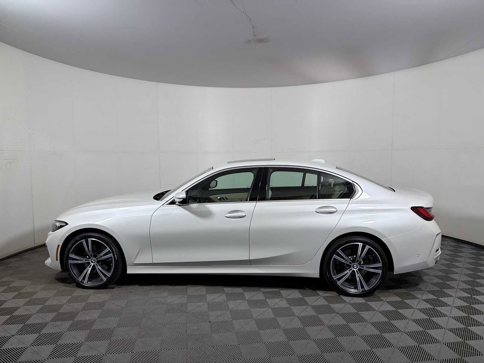 Used 2024 BMW 330i xDrive Sedan w/ Convenience Package AWD/4WD image 4