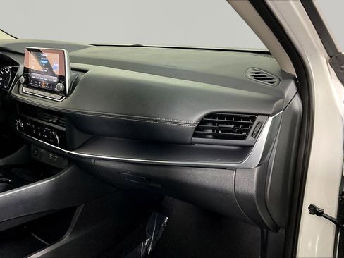 Used 2024 Nissan Rogue S image 25