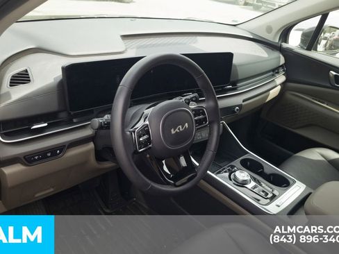 Used 2025 Kia Carnival EX image 5