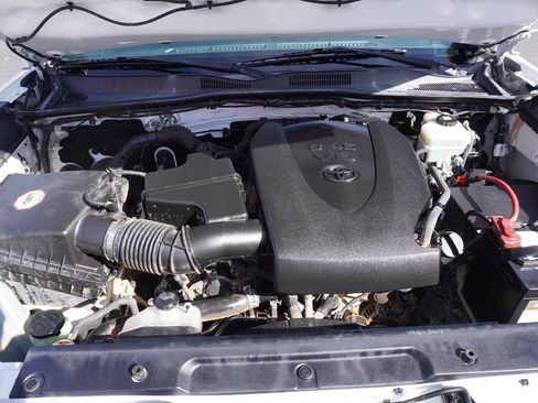 Used 2018 Toyota Tacoma TRD Off-Road w/ Technology Package image 7