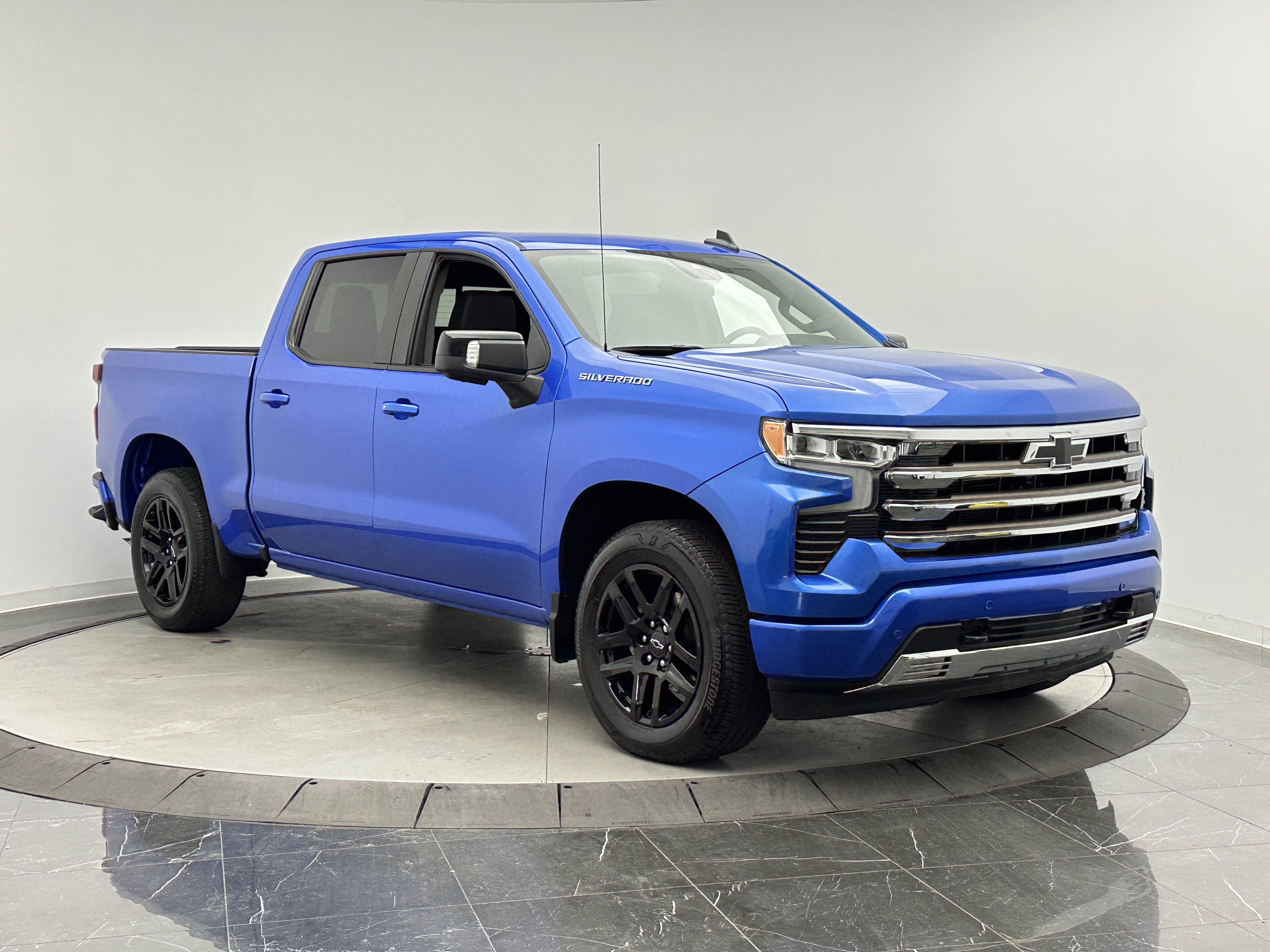 Used 2025 Chevrolet Silverado 1500 RST w/ Convenience Package II RWD image 3