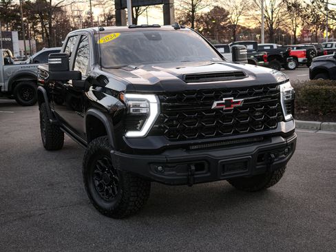 Used 2024 Chevrolet Silverado 2500 ZR2 w/ ZR2 Bison Edition image 2