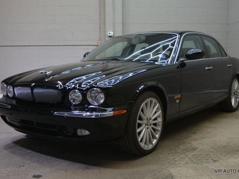 Used 2004 Jaguar XJ8 RWD image 2