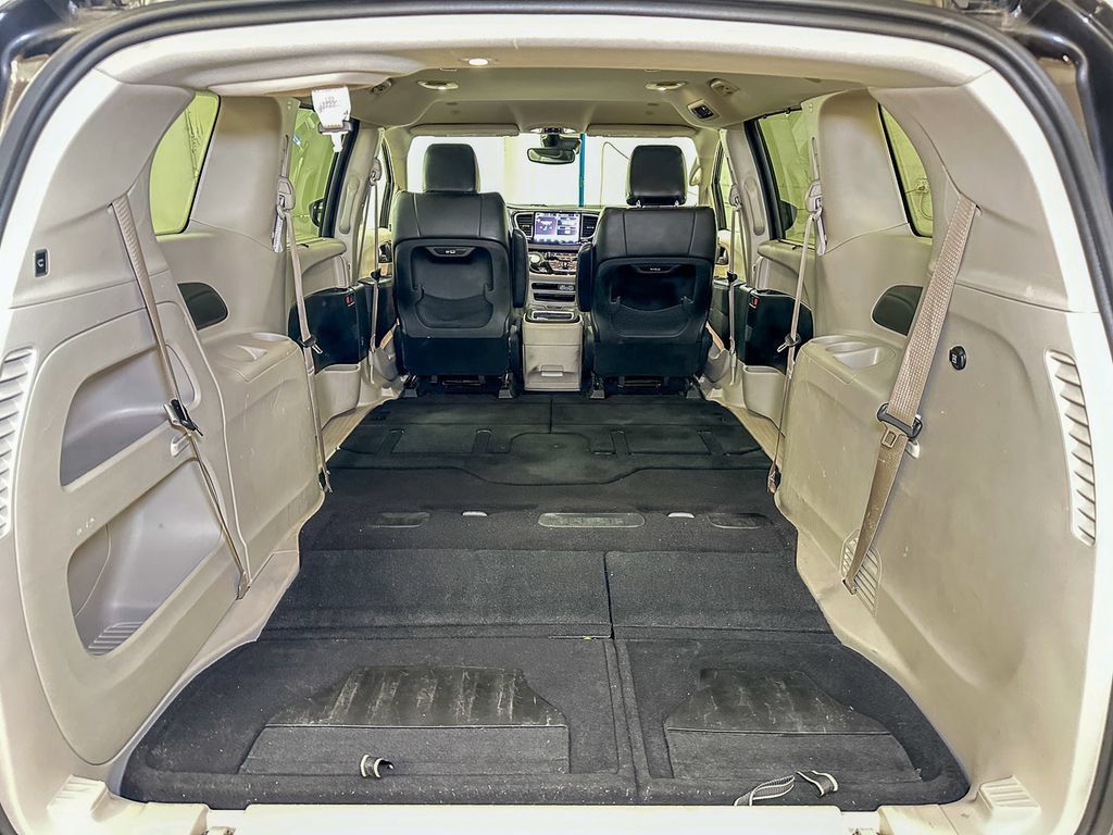 Used 2024 Chrysler Pacifica Touring-L FWD image 20