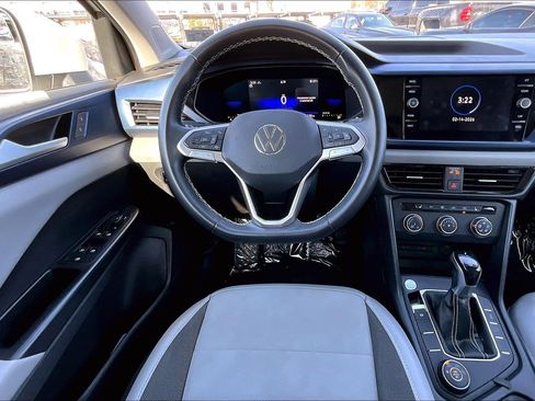 Used 2022 Volkswagen Taos SE w/ Panoramic Sunroof Package image 5