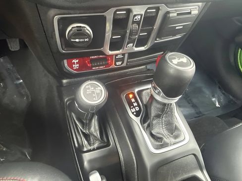 Used 2025 Jeep Wrangler Unlimited Rubicon AWD/4WD image 14