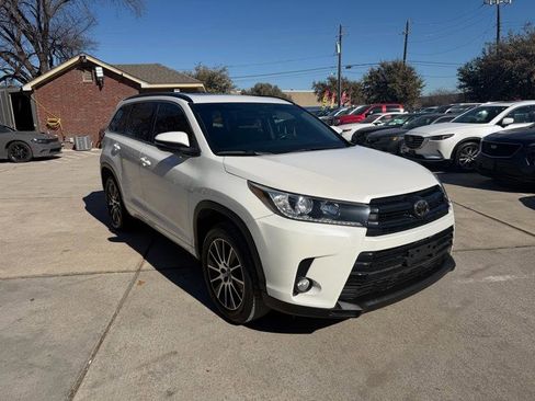 Used 2018 Toyota Highlander SE image 1
