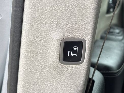 Used 2023 Chrysler Pacifica Touring-L FWD image 21