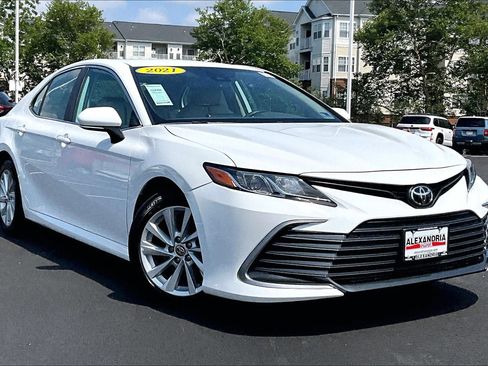 Used 2021 Toyota Camry LE w/ Convenience Package FWD image 2