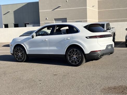 Used 2025 Porsche Cayenne AWD/4WD image 29