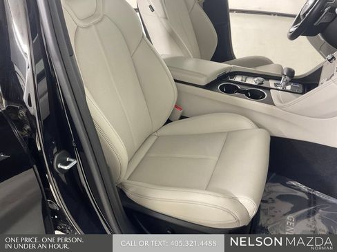 Used 2025 Genesis G70 2.5T RWD image 28