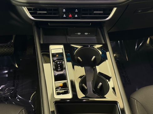 Used 2024 Volkswagen Atlas Cross Sport SE w/ Panoramic Sunroof Package FWD image 17
