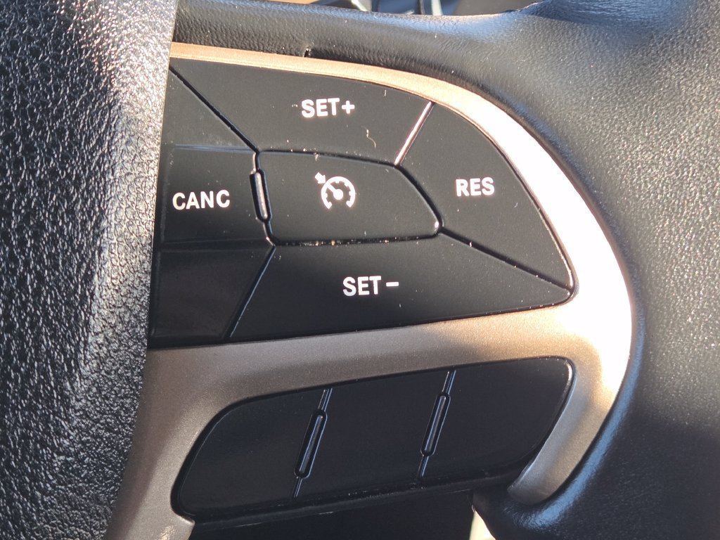 Used 2018 Jeep Cherokee Latitude w/ Altitude Package FWD image 22