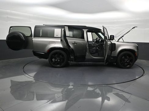Used 2024 Land Rover Defender 130 X-Dynamic SE AWD/4WD image 32