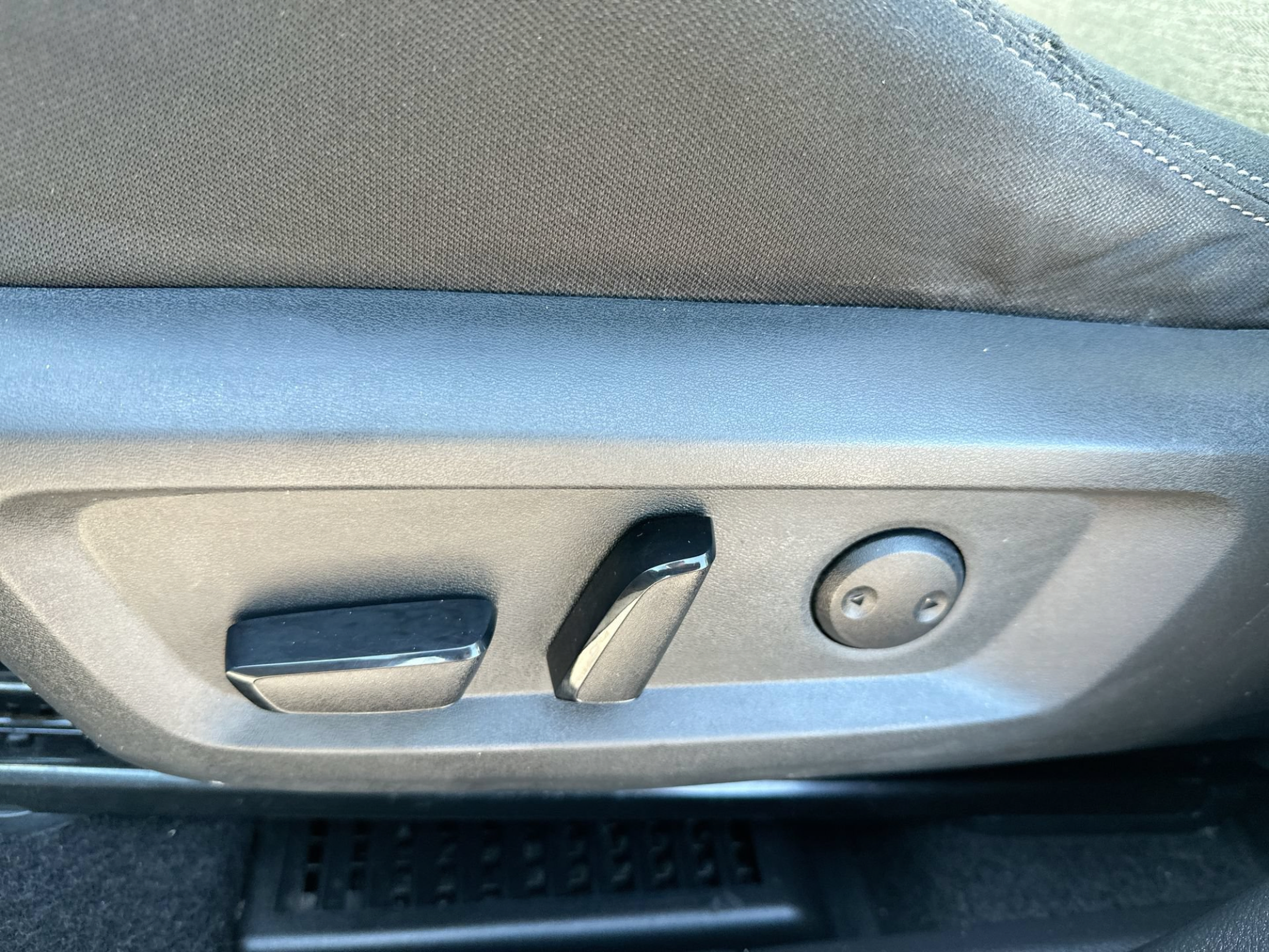 Used 2023 Nissan Rogue SV FWD image 14