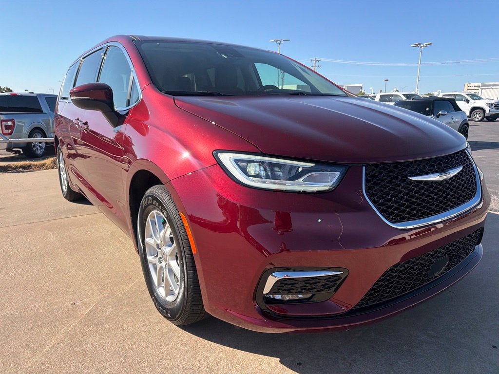 Used 2023 Chrysler Pacifica Touring-L FWD image 5