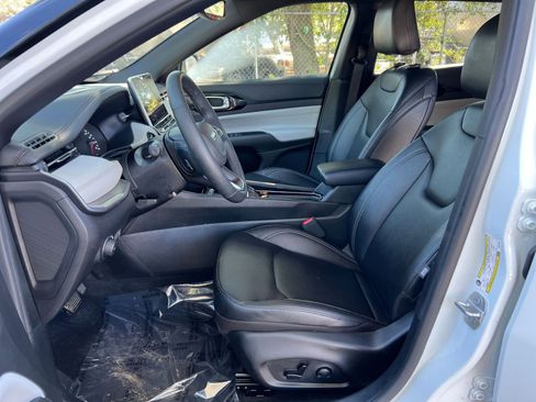 Used 2025 Jeep Compass Limited image 21