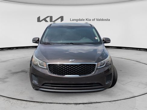 Used 2017 Kia Sedona LX w/ LX Essentials Premium Package FWD image 12