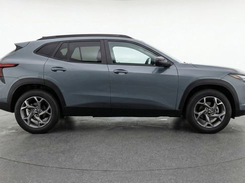 Used 2025 Chevrolet Trax LT w/ LT Convenience Package image 11