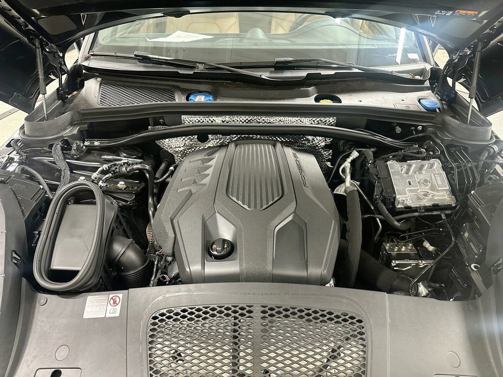 Certified 2025 Porsche Macan AWD/4WD image 31