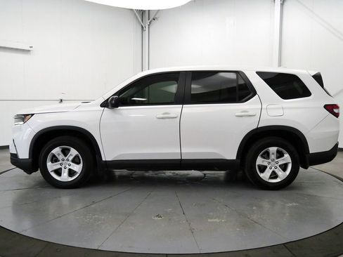 Used 2023 Honda Pilot LX image 4