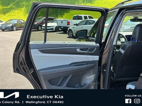 Used 2024 Volkswagen Atlas Peak Edition SE AWD/4WD image 21