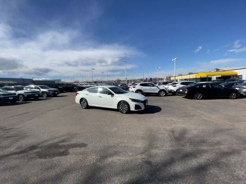 Used 2025 Nissan Altima 2.5 SV image 14