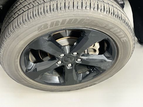 Used 2023 Jeep Grand Cherokee L Laredo image 32