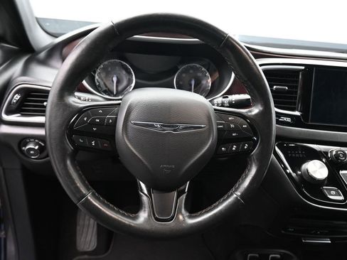 Used 2020 Chrysler Pacifica Touring-L image 14