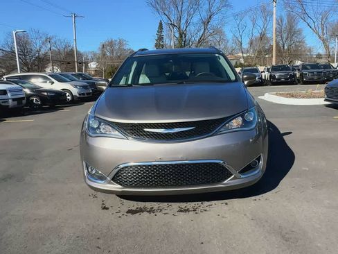 Used 2018 Chrysler Pacifica Touring-L image 3