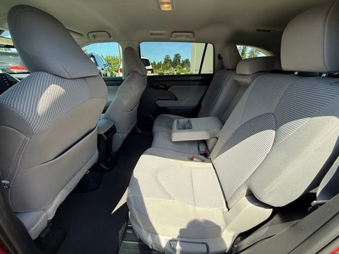 Used 2021 Toyota Highlander LE AWD/4WD image 14