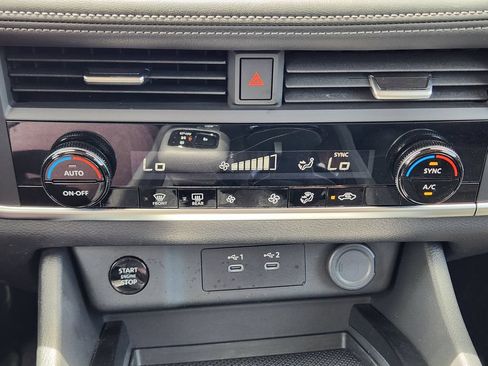 Used 2025 Nissan Rogue SV FWD image 19