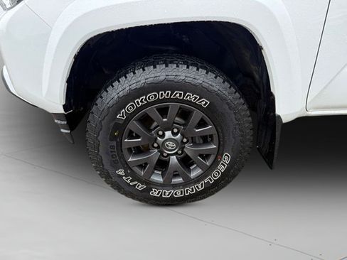Used 2021 Toyota Tacoma SR5 AWD/4WD image 23