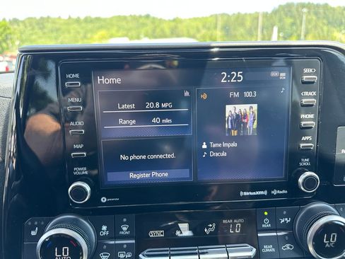 Used 2022 Toyota Highlander XLE AWD/4WD image 16