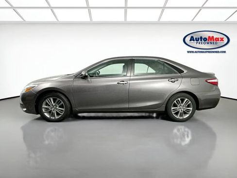Used 2015 Toyota Camry SE w/ Moonroof Package FWD image 9
