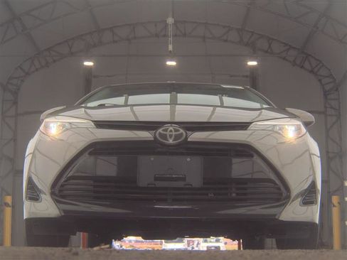 Used 2018 Toyota Corolla LE FWD image 2