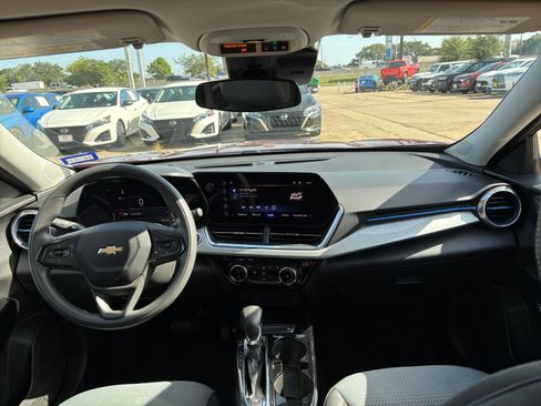 Used 2025 Chevrolet Trax LT FWD image 31