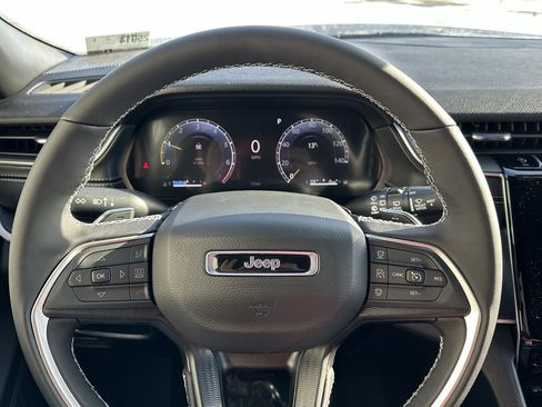 New 2025 Jeep Grand Cherokee Altitude image 19