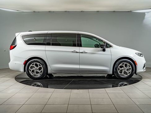 Used 2024 Chrysler Pacifica Limited w/ Trailer Tow Group FWD image 4