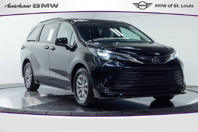 Used 2026 Toyota Sienna XLE FWD image 1