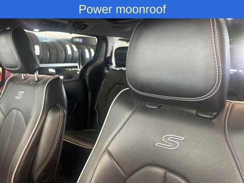 Used 2025 Chrysler Pacifica Limited image 12