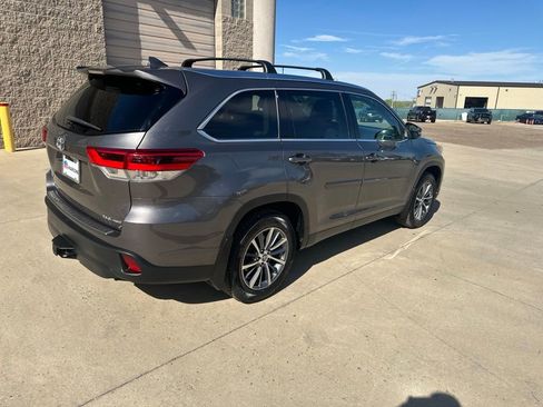 Used 2019 Toyota Highlander XLE AWD/4WD image 38
