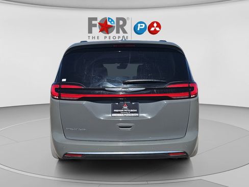 Used 2022 Chrysler Pacifica Touring-L FWD image 4