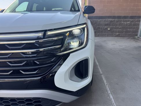 Used 2024 Volkswagen Atlas Peak Edition SE image 8