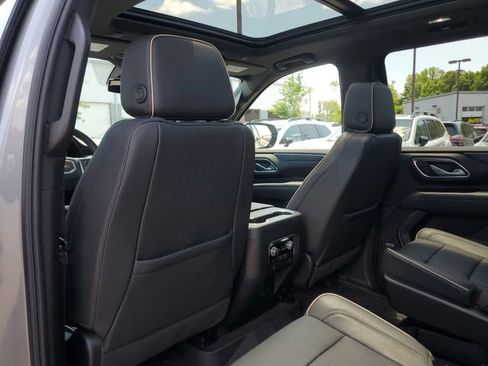 Used 2023 GMC Yukon XL SLT w/ SLT Premium Package AWD/4WD image 15