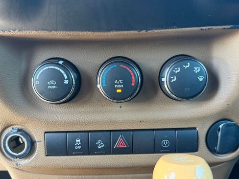 Used 2014 Jeep Wrangler Unlimited Rubicon w/ Connectivity Group AWD/4WD image 22